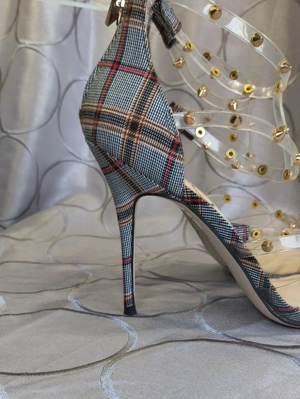 Jessica Simpson chic pointed